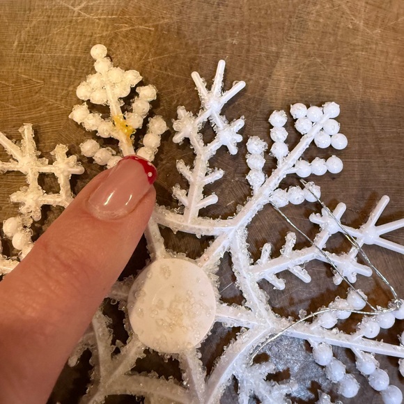 Vintage 1970’s White Plastic Snowflake Gliter Ornaments Set of 12 - Picture 9 of 12